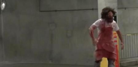 Se trata de una cámara oculta, ideada por uno de los 'youtubers' más famosos de la red, que tiene como protagonistas a un asesino con una sierra mecánica y a las víctimas que huyen despavoridas