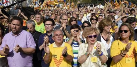 Oriol Junqueras de ERC, Joan Josep Nuet y la esposas del presidente Artur Mas, Helena Rakosnik, durante la concentración convocada por la plataforma 