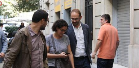 El coordinador nacional y el secretario general de ICV, Joan Herrera y Josep Vendrell, caminan al lado de la secretaria general de ERC, Marta Rovira