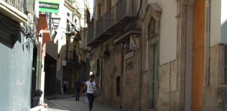 Jennifer sentada en un portal del Centro Histórico de Lleida