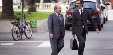 Archivo: Josep Lluis Núñez, junto a su abogado, llegando al Palacio de Justicia.