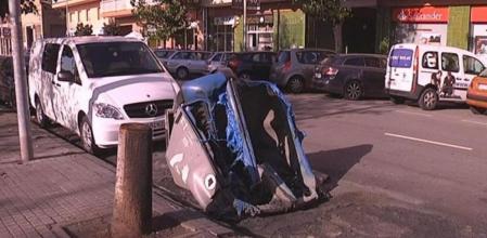 Contenedores quemados en Sant Roc, en Badalona