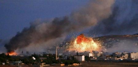 Humo y fuego se elevan sobre la ciudad sirio-kurda de Kobane, en la frontera con Turquía, donde las fuerzas kurdas tratan de contener el cerco del Estado Islámico