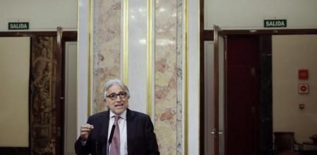 El diputado de CiU, Josep Sánchez Llibre, hace declaraciones a los medios durante el debate de totalidad del proyecto de ley de presupuestos