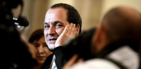 David Fernàndez de la CUP comenta con periodistas la convocatoria del president Mas de una consulta participativa alternativa para el 9N.