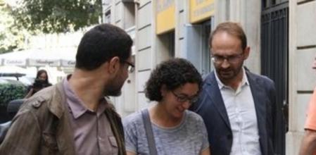 El coordinador nacional y el secretario general d'ICV, Joan Herrera y Josep Vendrell, caminan al lado de la secretaria general de ERC, Marta Rovira.