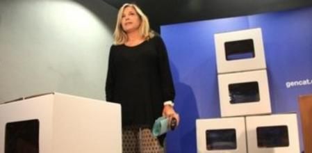 Joana Ortega, con las urnas y las papeletas del 9-N