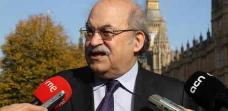 El conseller Andreu Mas-Colell atiende a los medios de comunicación en Londres