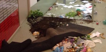 Una multitud ataca un centro de servicios sociales en Barcelona