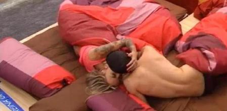 La hawaiana, después de vivir el desengaño amoroso de Omar, se ha refugiado en los brazos de Luis y parece que su amistad ha llegado a algo más