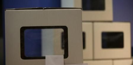 Detalle de las urnas y las papeletas que se usarán para la consulta del 9N