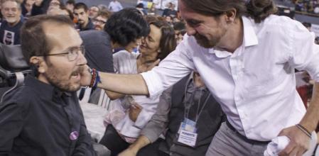 El líder de Podemos, Pablo Iglesias en la Asamblea Ciudadana 'Sí Se Puede', saluda al eurodiputado Pablo Echenique