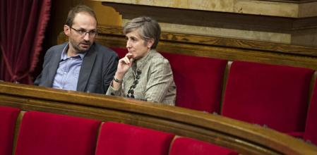 Joan Herrera y Dolors Camats, colíderes de ICV, conversan en el hemiciclo del Parlament