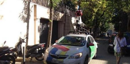 Un vehículo de Google Street View ha fotografiado la calle de Oleguer Pujol, Teodor Roviralta