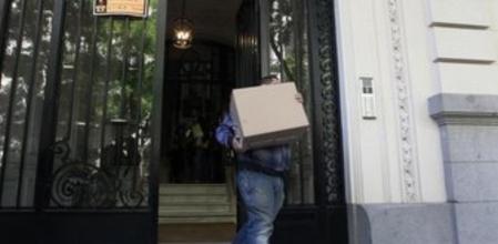 La Policía a las puertas de la casa del socio de Oleguer Pujol, Luis Iglesias, en Madrid, en la calle Alfonso XI