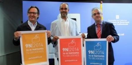 El secretario de comunicación del Govern, Josep Martí, entregó el diseño del material gráfico de la campaña institucional del 9N a los presidentes de la AMI, Josep Maria Vila d'Abadal y el presidentr de la ACM, Miquel Buch.