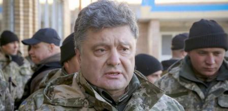 Poroshenko, vestido de militar, vota en el este de Donetsk.