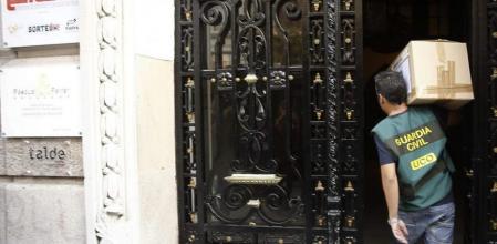 Un agente de la Guardia Civil durante un registro