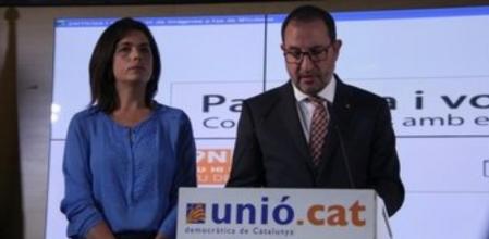 Surroca escucha la intervención de Espadaler