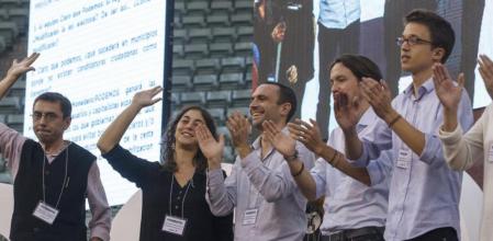 El líder de Podemos, Pablo Iglesias, y el resto de dirigentes del partido saludan a los afiliados en la Asamblea Ciudadana 'Sí Se Puede' celebrada en Madrid