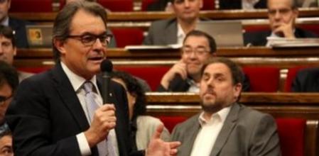 Artur Mas, president de la Generalitat, habla en el pleno del Parlament, bajo la mirada de Oriol Junqueras, líder de ERC.