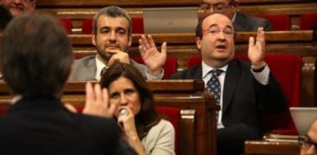 Miquel Iceta y Artur Mas, se replican durante la sesión de control del Parlament.