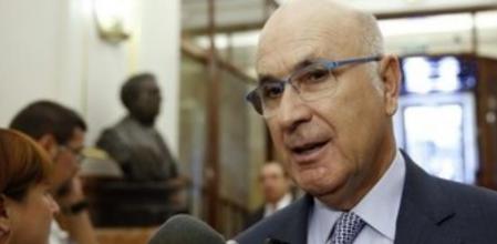 El portavoz de CiU en el Congreso, Josep Antoni Duran Lleida, realiza declaraciones a los periodistas en los pasillos del Congreso donde hoy se celebra sesión plenaria.