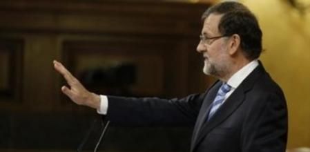 El presidente del Gobierno, Mariano Rajoy, muestra una fotografía del secretario general del PSOE, Pedro Sánchez, durante su intervención esta mañana en el Congreso de los Diputados, donde ha informado de las conclusiones del Consejo Europeo celebrado la pasada semana en Bruselas.