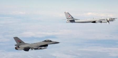 Fotografía sin fecha cedida por la Fuerza Aérea noruega donde se ve un avión de la Fuerza Aérea noruega F-16AM Fighting Falcon, a la izquierda, acompañando a una aeronave de la Fuerza Aérea rusa Tupolev Tu-95MS, a la derecha, en una espacio sin determinar.
