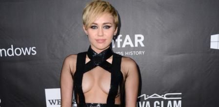 Miley Cyrus enseñando escote en la gala de los Amfar 2014