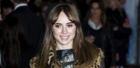 La modelo Suki Waterhouse ya causó sensación a principios de mes cambiando su melena rubia por el el tono castaño y ahora sorprende presentándose como un posible nuevo ángel del desfile de Victoria's Secret