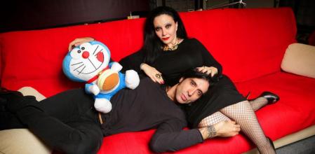 La pareja, con un peluche de Doraemon durante un descanso del doblaje del filme de animación 'Stand by, Doraemon', que se estrena el 19 de diciembre