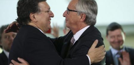 El presidente saliente de la Comisión Europea, Jose Manuel Durao Barroso (i), abraza al nuevo presidente de la misma, Jean-Claude Juncker