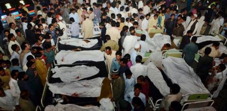 Familiares intentan identificar a las víctimas del atentado en el puesto fronterizo de Wagah