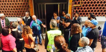 Activistas antidesahucios de Nou Barris durante la movilización de este lunes negro con 16 ejecuciones programadas