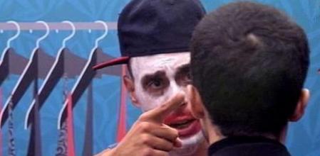 Omar señala amenazante a Luis durante su pelea en el vestidor de 'Gran Hermano'