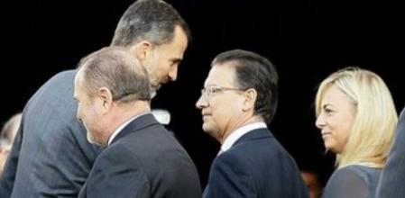 El rey Felipe VI saluda a la alcaldesa de Alicante, Sonia Castedo (d), a su llegada al audotorio de la Diputación de Alicante para presidir la inauguración del XVII Congreso de la Empresa Familiar que se celebra en esta ciudad.