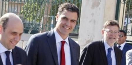 El secretario general del PSOE, PedroSánchez (c), acompañado por el secretario general del PSPV-PSOE, Ximo Puig (d), y el secretario general del PSPV-PSOE de Alicante, Gabriel Chávarri, tras la conferencia que ha impartido en el XVII Congreso Nacional de la Empresa Familiar.