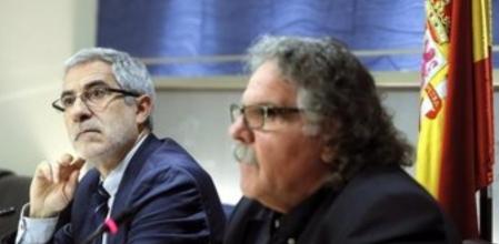 El diputado de ERC JoanTardà (d) y el diputado de IU Gaspar Llamazares (i), durante la rueda de prensa que ha ofrecido hoy en el Congreso de los Diputados para la presentación de la enmienda a la totalidad con texto alternativo al Proyecto de Ley en materia de concesión de la nacionalidad española y la reforma del Código Civil.