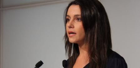 La diputada de Ciutadans, Inés Arrimadas, en el atril del Parlament de Catalunya