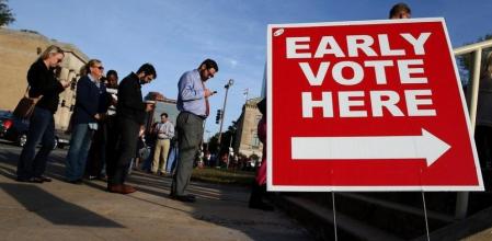 Cola en un punto de votación anticipada en Arkansas