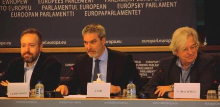 Juan Carlos Girauta, Josep Ramon Bosch y Javier Nart, en la rueda de prensa en Bruselas