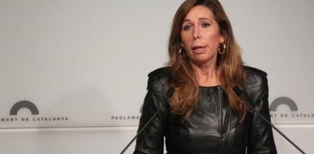 Alicia Sánchez-Camacho, durante su intervención en rueda de prensa desde el atril del Parlament