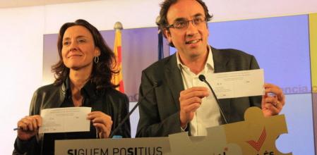 Josep Rull y Mercè Conesa, de CDC, muestran las papeletas con las que piensan acudir a votar el nuevo 9N