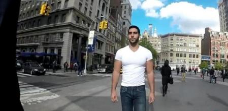 Un modelo se graba paseando por Nueva York, como ya hiciera una mujer hace unos días a modo de denuncia, para mostrar que los hombres también son piropeados de forma molesta