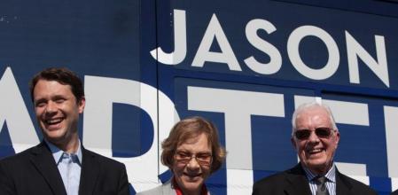 Jason Carter junto a sus abuelos en un acto de campaña