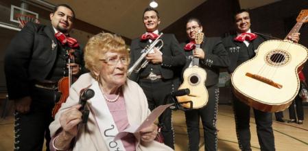 Guadalupe Portillo junto a los mariachis en el colegio electoral