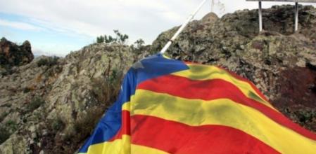 Imagen del asta y la estelada en el suelo en Port de la Selva