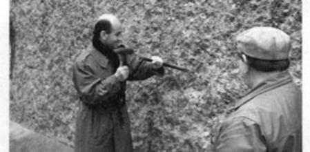 El líder de UDC, Josep Antoni Duran Lleida, en Berlín, pico en mano frente al muro, en noviembre del 1989