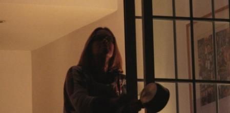 Una chica participa en la 'cassolada' para apoyar el 9N